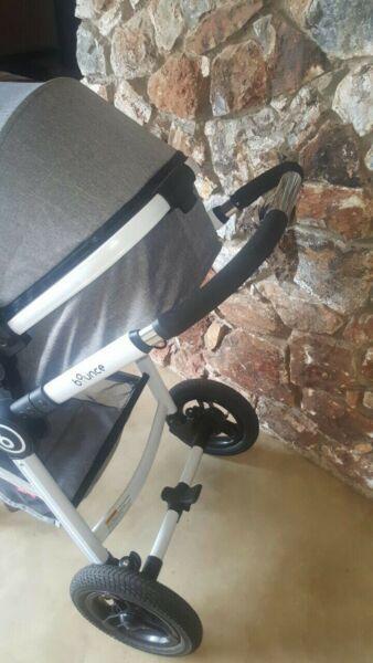 Bounce pram with piccolo 
