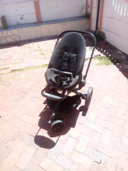 Quinny moodd pram to the value of R11000 selling for R3000  