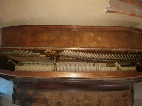 Old piano 