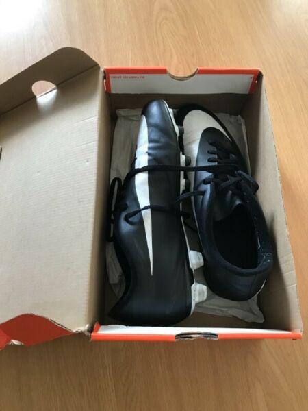 Nike Bravata Soccer Boots (UK9) 