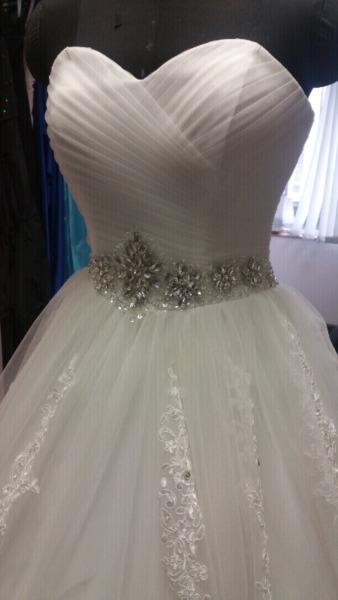 LACE BALLGOWNS FOR HIRE ON DISCOUNT 