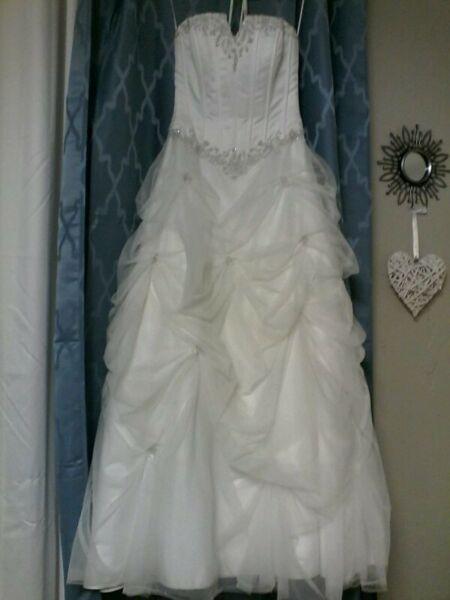 WEDDING DRESS WITH VEIL 