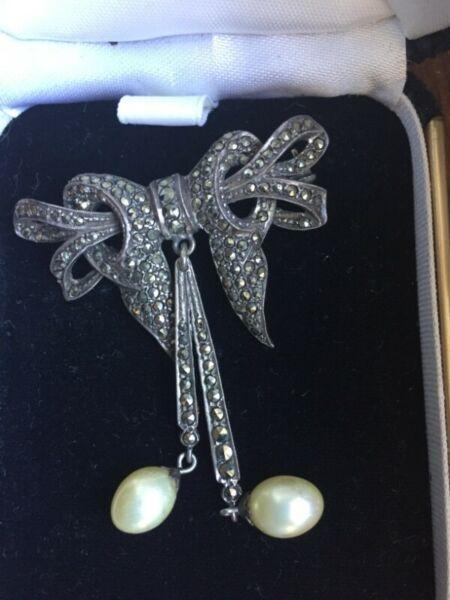 Antique silver and diamanté ribbon broach with drop pearls 