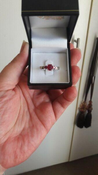 9ct white gold ring with 3 ruby's 
