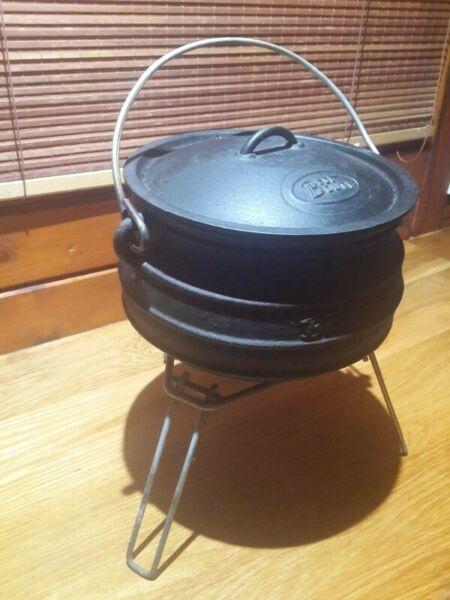 Bestduty number 3 flat cast iron potjie pot including fold up stand 