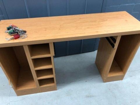 Desk in pine 
