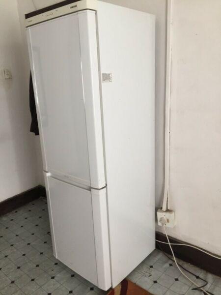 I’m selling my Samsung fridge is very neat serious buyer only 0623990699 