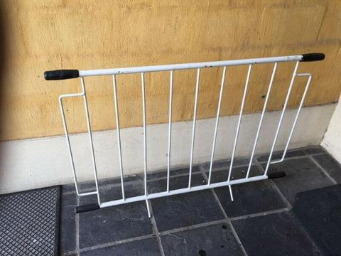 Metal Freestanding Safety gate – Easy to use – for baby or pet 