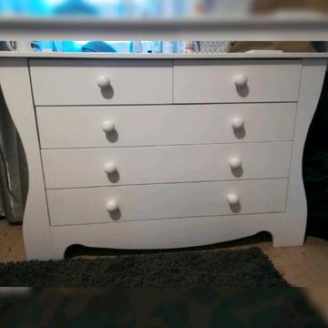 Chest of drawers 
