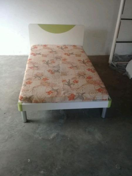 3/4 bed with matress  