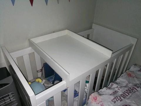 Baby cot with removable change station 