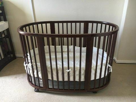 Stokke sleeping station (0-3 years) and Stokke Changing station for sale 