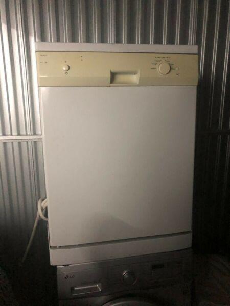 Dishwasher in Perfect Condition R600 