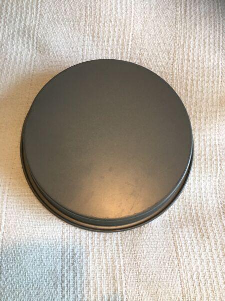 Non stick round cake tins 