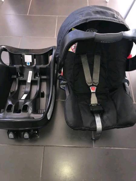 Graco Evo 3 in 1 stroller and carchair clip in base 
