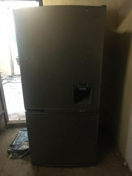 Samsung wide Double Door Fridge with Advanced cooling system and water Dispenser 620L 
