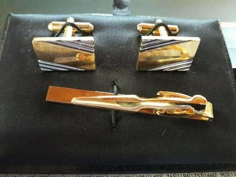 CUFFLINKS AND TIE PIN 