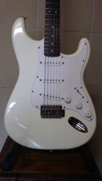 Fender Squier Bullet Strat SSS Arctic White IMMACULATE like NEW! SeePics! 