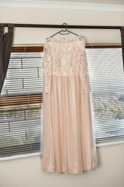 Lovely blush pink lacy wedding dress, size 40. 