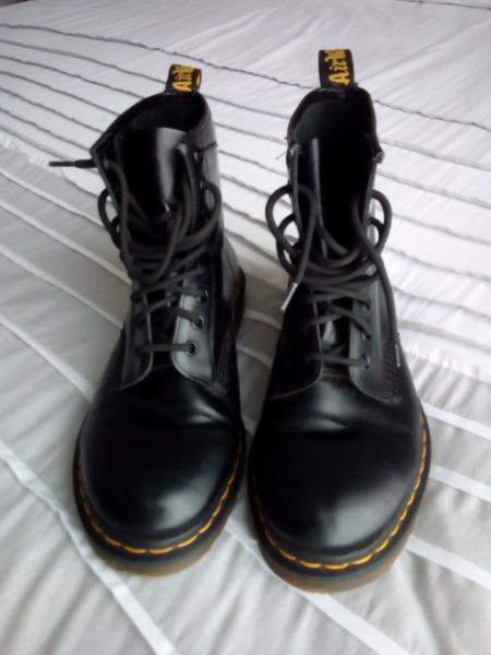Dr Martens Air Wair Unisex Boots Black Excellent Condition 