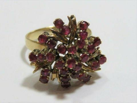 18kt Gold ring with 28 pink stones - Test like ruby - Weighs 5.2 grams - Size: Q 