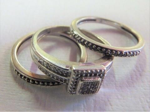 9KT White gold wedding ring set with black and white diamonds - Weighs 5.5 grams - Size K 