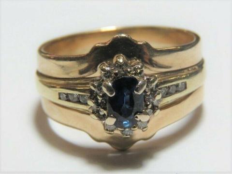 9kt Gold Sapphire and diamond ring - Sapphire size: 6.10mm x 4.10mm - Diamonds are very small 