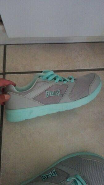 Everlast women sneakers size 5-6, brand new 