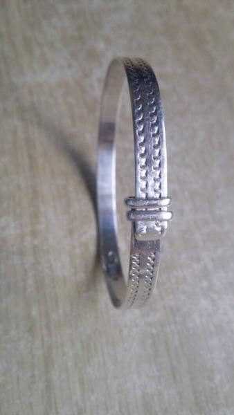 1946 London Hallmarked Sterling Silver Bangle. 