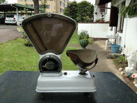 R700.00 … Old Avery Scale C/W Copper Pan. Measures In English Pounds. Size: 52 X 45 X 32cm. 