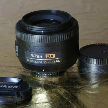 Nikon DX 35mm f1.8 G prime lens 