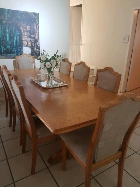 Diningroom table, chairs and side board 