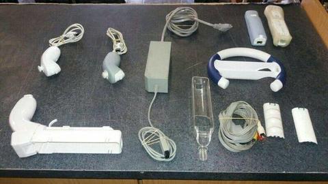 Nintendo Wii Console Comes with 2 controls , 2 games and accesories . 