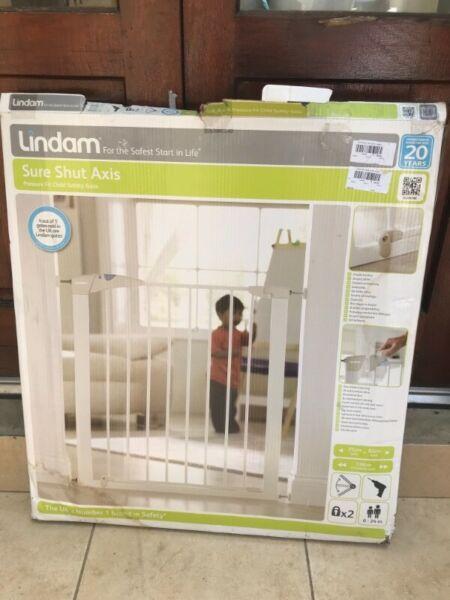 Baby security gate with extension 