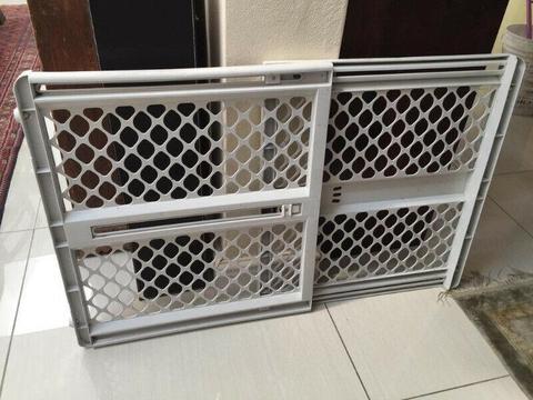Pressure mounted Baby / Pet safety gate - for openings up to 106cm wide 