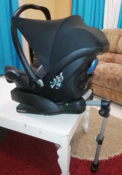 Maxi Cozi carseat plus base 