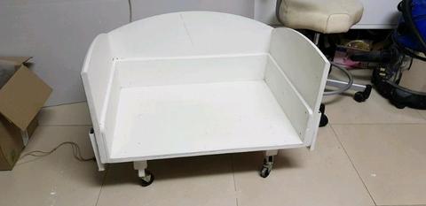 URGENT BABY BED LIKE A CO SLEEPER CAN ATTACH TO MOST BEDS 