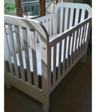 White solid baby cot 