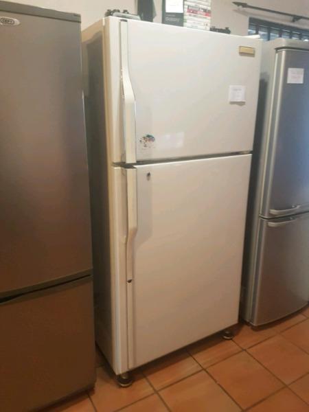 Kelvinator fridge-freezer 680 litres 