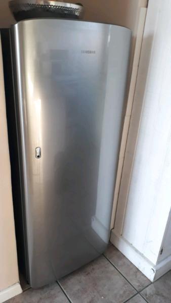 Samsung 203L Upright fridge- One month old (Paid R4,499) 