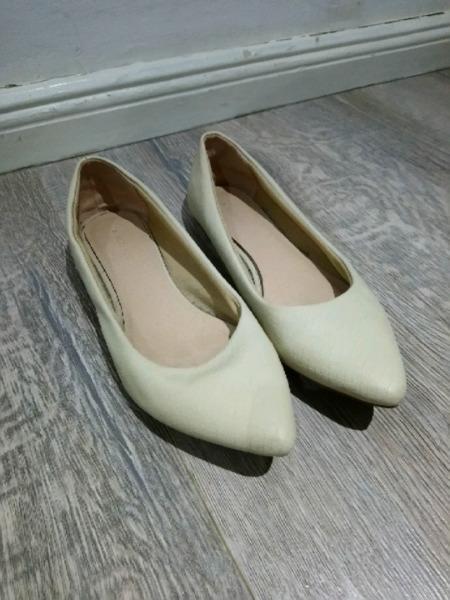 Cream pointed flats 