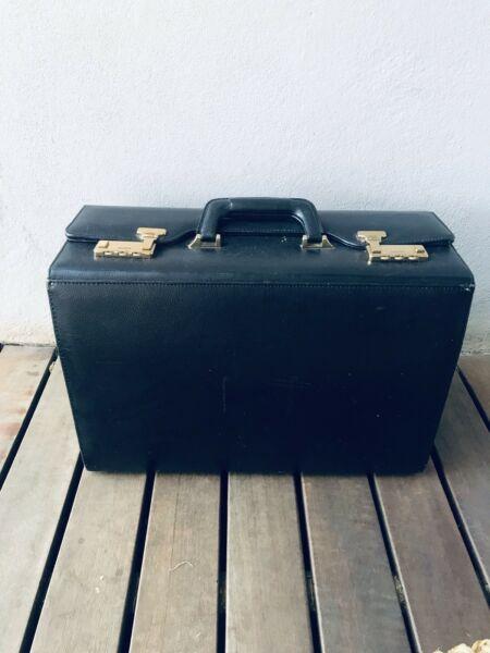 Pilot/Lawyer’s leather briefcase 