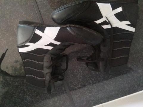 Boxing shoes (Almost brand new) size 9 or 10. 