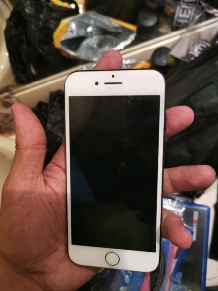 Apple iphone 7 128gb phone is second hand in the box R6500 