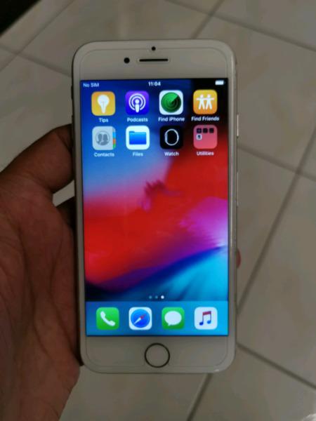 Apple iphone 7 32gb phone is second hand in the box R6000 