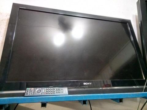 Sony bravia 40 inch LCD TV with original remote control (regret: No stand) 