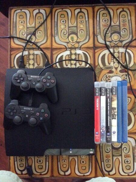 PlayStation 3 consol , 2x remotes + remote connector + 6 games 