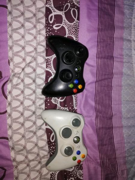 2 xbox 360 controllers 