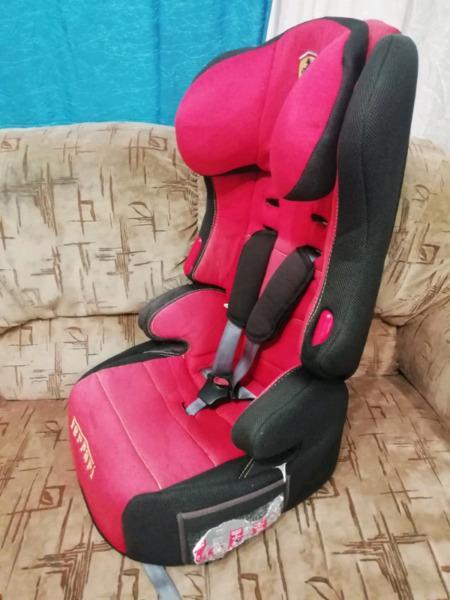 Ferrari carseat/booster with adjustable headrest 9-18kg 