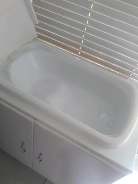 Houtkas met changing table en badjie 